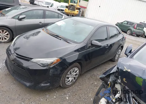 2018 Toyota Corolla Le z USA, uszkodzony, nr VIN 5YFBURHE9JP765393